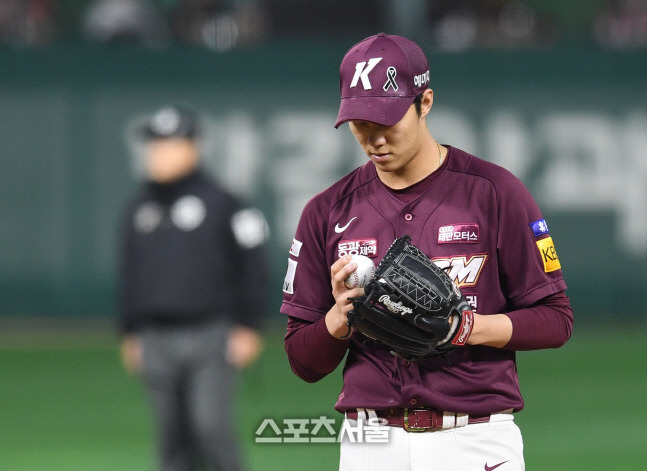 키움 안우진이 1일 인천SSG랜더스필드에서 열린 2022 KBO 한국시리즈 1차전 SSG와 경기에 선발 등판했으나 3회말 2사 후 손가락을 살피고 있다. 결국 물집 부상으로 강판됐다. 인천 | 박진업기자 upandup@sportsseoul.com