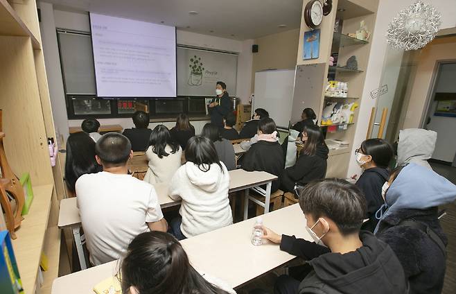 ◇경기도 하남시 민들레꽃피우기 지역아동센터에서 케이뱅크 직원이 청소년들을 대상으로 금융교육을 진행하고 있다. 사진제공=케이뱅크