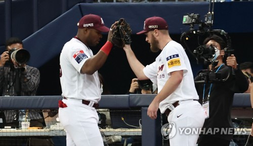 호수비로 자신을 도운 야시엘 푸이그(왼쪽)을 반기는 에릭 요키시(이상 키움 히어로즈). ⓒ연합뉴스