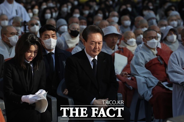 윤석열 대통령과 부인 김건희 여사가 4일 오후 서울 종로구 조계사에서 열린 이태원 참사 희생자 추모 위령법회에서 굳은 표정을 짓고 있다. /뉴시스