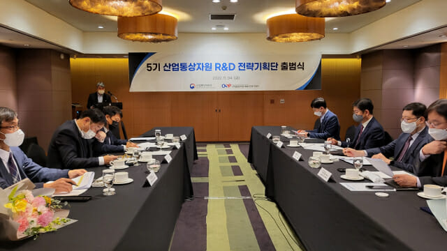 제 5기 산업기술 R&D 전략기획단이 4일 서울 삼성동 코엑스인터컨티넨탈호텔에서 발대식을 갖고 정식 출범했다.