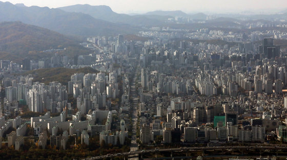 사진은 서울 송파구 롯데월드타워 전망대 서울스카이에서 바라본 아파트 단지 모습. 2022.10.31/뉴스1