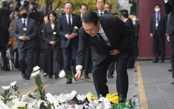 윤석열 대통령이 1일 서울 용산구 이태원역 1번 출구 앞에 마련된 '이태원 압사 참사' 희생자 추모 공간을 방문해 헌화 하고 있다. 사진=박범준 기자