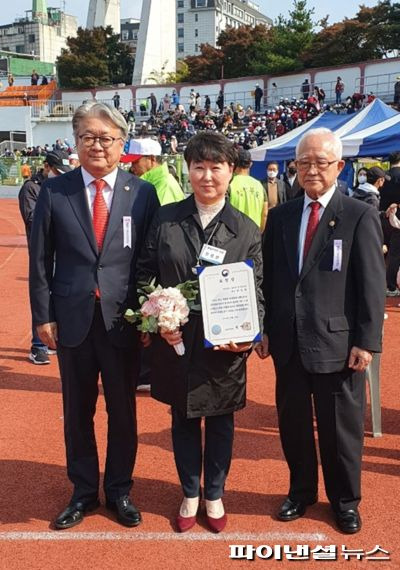 전경란 경복대 의료복지학과 교수(가운데) 10월23일 통일부장관 표창 수상. 사진제공=경복대