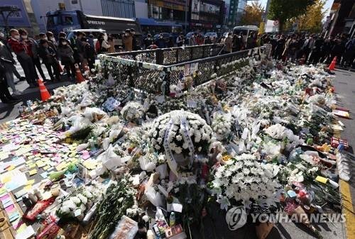 2일 오후 서울 용산구 이태원역 1번 출구 앞 핼러윈데이 사고 희생자 추모공간에서 희생자들을 기리기 위한 국화꽃 등이 놓여 있다. /사진=연합뉴스