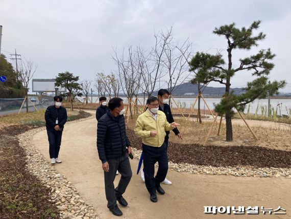 신승호 김포시 환경녹지국장(가운데) 해뜨는 한강정원 현장행정. 사진제공=김포시