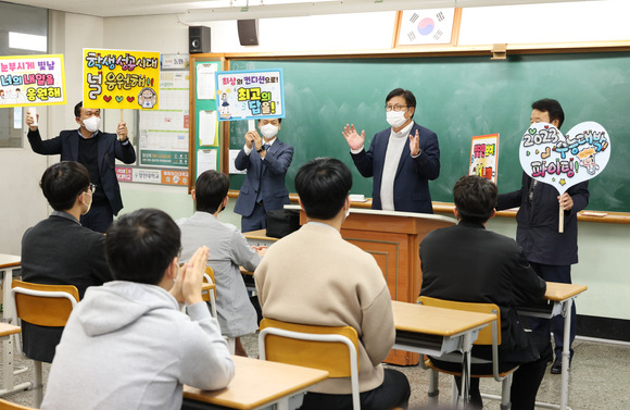 도성훈 인천광역시교육감은 수능을 앞둔 수험생들을 직접 찾아 응원과 격려의 메시지를 보냈다.  [사진=인천광역시교육청]