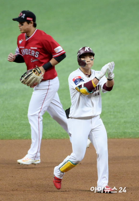 4일 오후 서울 고척스카이돔에서 열린 '2022 프로야구 KBO리그' 포스트시즌 한국시리즈 SSG 대 키움의 3차전 경기에서 4회말 2사 1,2루 키움 김태진이 1타점 선제 적시타를 날리고 박수치고 있다. [사진=정소희 기자]