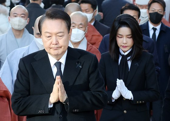 윤석열 대통령과 김건희 여사가 4일 오후 서울 종로구 조계사에서 열린 이태원 참사로 희생된 156명의 영가를 추모하는 위령법회에서 합장을 하고 있다. 뉴스1