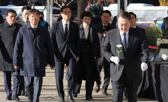 윤석열 대통령이 4일 오전 서울광장 이태원 사고 사망자 합동분향소에서 닷새째 조문을 하기 위해 조화를 들고 이동하고 있다. 이날 이상민 장관은 곁에 없었다. 대통령실사진기자단