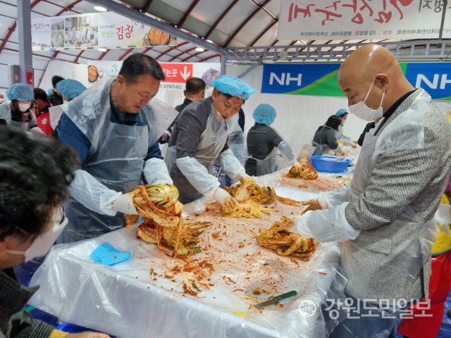 ▲ 제5회 평창 고랭지김장축제가 4일 오전 진부면 오대천 축제장에서 지역의 각급 기관 단체장과 관광객, 주민 등이 참석한 가운데 개막해 오는 20일까지 축제 일정에 돌입했다. 개막식에 이어 주요 참석 인사들이 김장김치담그기 체험을 하고 있다.신현태