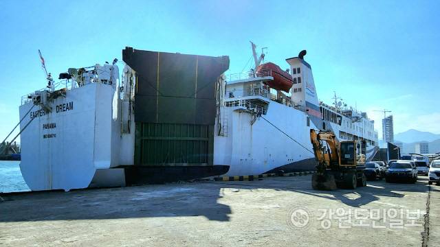 ▲ 시신 운구비용이 없어 본국으로의 송환이 지연되고 있던 ‘이태원 참사’ 러시아 국적 고려인 2명의 시신이 우여곡절 끝에 4일 오후 강원 동해항 한·러 국제여객선을 통해 유족들과 함께 본국으로 송환된 가운데, 미리 화물 탑재를 완료한 이스턴드림호가 승객들의 탑승을 기다리고 있다. 이날 러시아 블라디보스톡을 향해 동해항을 출항한 이스턴드림호에는 러시아 200명, 우즈베키스탄 4명, 카자흐스탄 3명, 중국 2명, 호주 1명, 이집트 1명, 우크라이나 1명 등 외국인 212명과 내국인 70명 등 모두 280여명이 탑승했다.