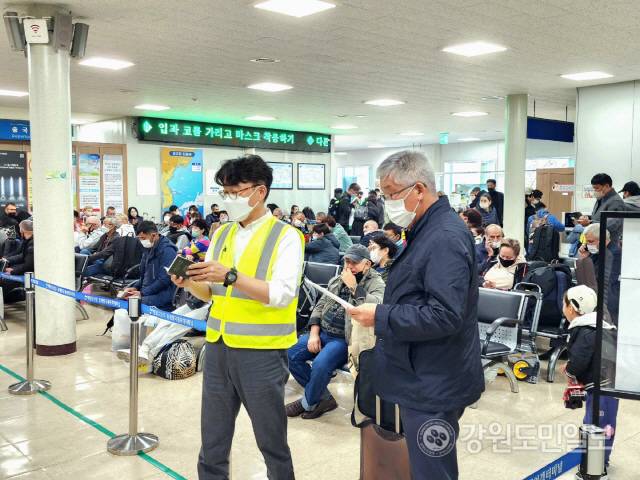 ▲ 시신 운구비용이 없어 본국으로의 송환이 지연되고 있던 ‘이태원 참사’ 러시아 국적 고려인 2명의 시신이 우여곡절 끝에 4일 오후 강원 동해항 한·러 국제여객선을 통해 유족들과 함께 본국으로 송환된 가운데, 이날 출국하는 280여명의 내외국인 승객들이 탑승에 앞서 출국 수속을 밟고 있다. 이날 러시아 블라디보스톡을 향해 동해항을 출항한 이스턴드림호에는 러시아 200명, 우즈베키스탄 4명, 카자흐스탄 3명, 중국 2명, 호주 1명, 이집트 1명, 우크라이나 1명 등 외국인 212명과 내국인 70명 등 모두 280여명이 탑승했다.