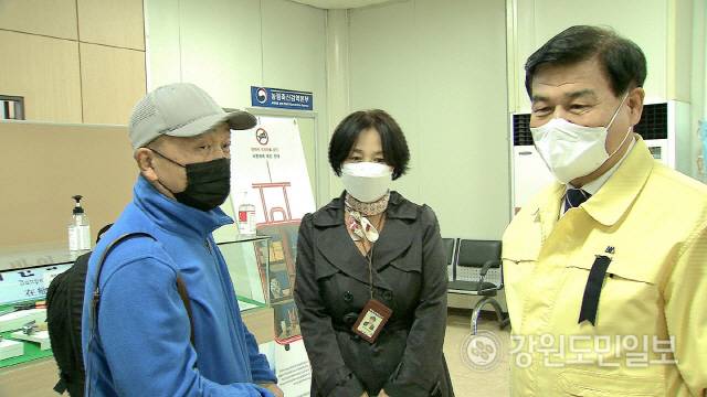 ▲ 시신 운구비용이 없어 본국으로의 송환이 지연되고 있던 ‘이태원 참사’ 러시아 국적 고려인 2명의 시신이 우여곡절 끝에 4일 오후 강원 동해항 한·러 국제여객선을 통해 유족들과 함께 본국으로 송환된 가운데, 심규언 동해시장이 현장을 찾아 유가족들에게 위로금을 전달하고 조의를 표하고 있다.이날 러시아 블라디보스톡을 향해 동해항을 출항한 이스턴드림호에는 러시아 200명, 우즈베키스탄 4명, 카자흐스탄 3명, 중국 2명, 호주 1명, 이집트 1명, 우크라이나 1명 등 외국인 212명과 내국인 70명 등 모두 280여명이 탑승했다.