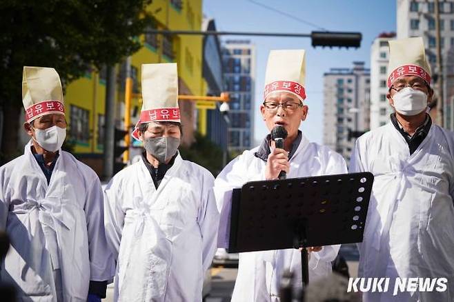 임실낙우회와 푸르밀 낙농가 비상대책위원회 조합원들이 지난달 25일 오전 서울 영등포구 푸르밀 본사 앞에서 독단폐업 푸르밀 규탄 집회를 열고 발언하고 있다.   사진=임형택 기자