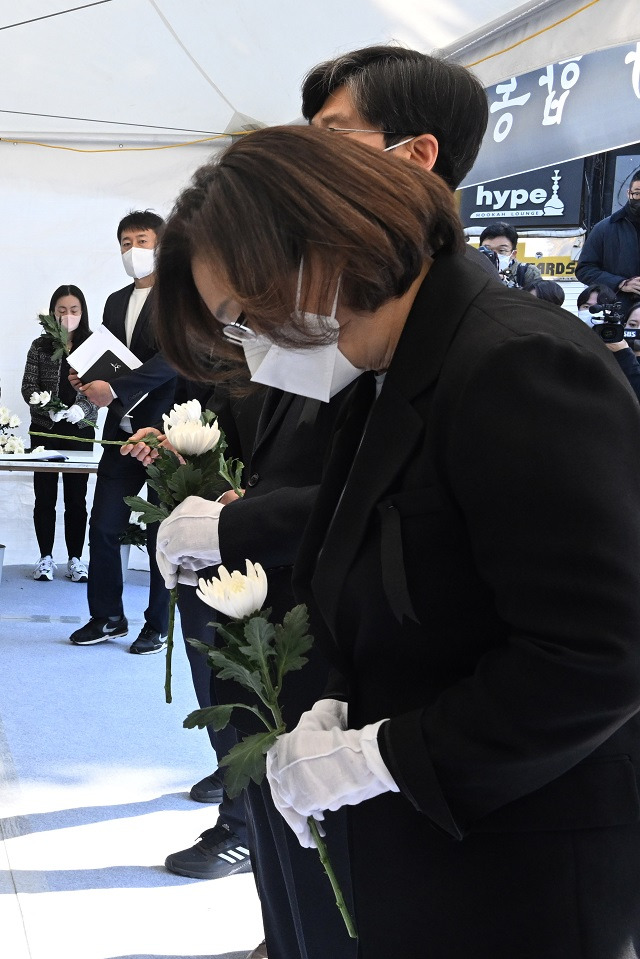 박희영 용산구청장이 지난달 31일 오전 서울 용산구 녹사평역광장에 설치된 이태원 참사 사망자 합동분향소에서 헌화 후 묵념하고 있다. 공동취재사진