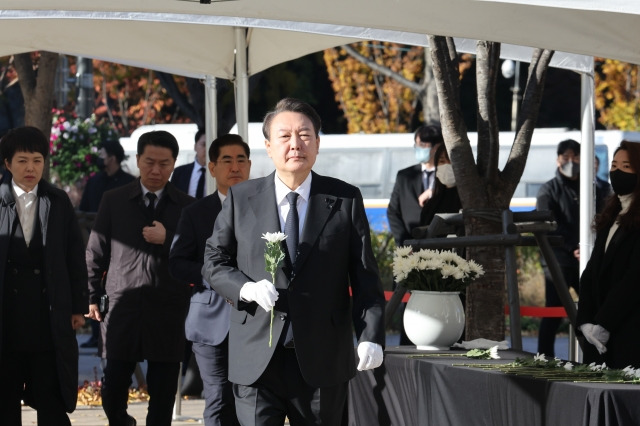 윤석열 대통령이 4일 서울광장에 마련된 이태원 사고 사망자 합동분향소에서 헌화를 위해 이동하고 있다. 대통령실통신사진기자단