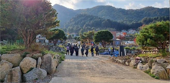 지난달 22일 단지를 여유롭게 산책하면서 둘러보고 있는 가족단위 내방객들