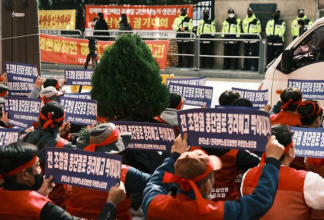 전국화학노조 산하 푸르밀 노조가 지난달 26일 서울 영등포구 푸르밀 본사 앞에서 푸르밀 정리해고 규탄 결의대회를 열고 정리해고 철회를 촉구하고 있다.[사진출처 = 연합뉴스]