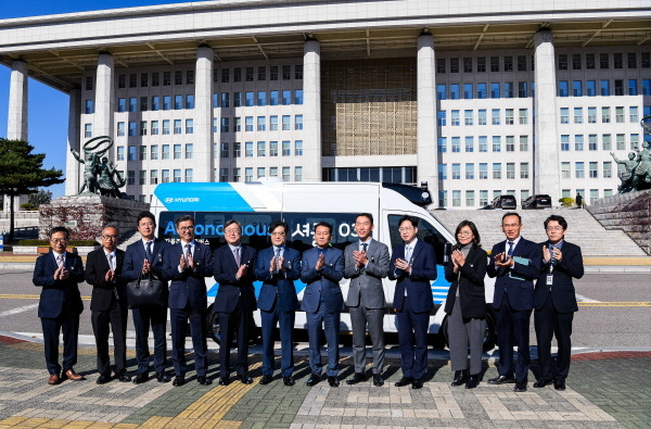 (왼쪽부터) 신승환 현대차 상무, 오웅 국회사무처 관리국장, 이청휴 현대차 전무, 홍형선 국회사무처 사무차장, 박장호 국회사무처 입법차장, 공영운 현대차 사장, 이광재 국회사무총장, 장웅준 현대차 전무, 김상수 국회사무처 기획조정실장, 김수영 현대차 상무, 김명진 국회사무처 방송국장, 정환철 국회사무처 공보기획관이 국회 자율주행 셔틀 서비스에 투입될 현대차 ‘로보셔틀’ 앞에서 기념사진을 촬영하고 있다 [사진제공=현대차그룹]