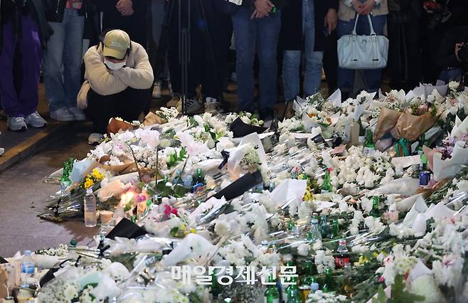 서울 용산구 이태원역 1번 출구 앞에 마련된 이태원 핼러윈 참사 추모 공간. [매경DB]