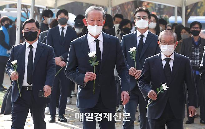 허창수 전국경제인연합회(전경련) 회장이 1일 오후 서울 중구 서울광장에 마련된 이태원 사고 사망자 합동분향소를 찾아 조문하고 있다. 2022.11.01 [박형기기자]