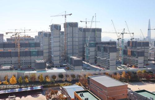 서울 둔촌주공아파트가 PF 대출로 인한 금융비용 부담이 커지면서 당초 일정을 앞당겨 다음달 초중순께 일반분양에 나설 계획이다. 사진은 공사가 재개된 단지 전경. <한주형 기자>