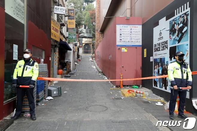 서울 용산구 해밀톤 호텔 이태원 압사 참사 사건 현장에 해밀톤 호텔 측 분홍 철제 가벽이 설치돼 있다. 일각에선  해밀톤호텔이 사고가 발생한 골목길에 건축한계선을 시설물을 지어 사고 당시 병목 현상을 야기했다는 지적이 제기됐다. 골목 하단부에는 분홍 철제 가벽이 10m가량 이어져 있는데 이로 인해 4m였던 골목 폭이 3.2m로 좁아졌다. /사진제공=뉴스1