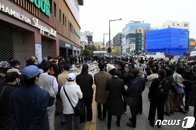 (서울=뉴스1) 구윤성 기자 = 3일 오후 '이태원 압사 참사' 추모공간이 마련된 서울 용산구 이태원역 1번출구에서 시민들이 희생자들을 추모하고 있다. 2022.11.3/뉴스1  Copyright (C) 뉴스1. All rights reserved. 무단 전재 및 재배포 금지.