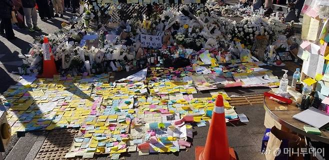 이태원역 추모 공간을 가득 메운 추모 쪽지와 흰 국화들. /사진=원동민 기자