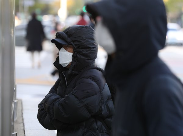 4일은 아침 최저기온이 영하 5도까지 떨어지며 바람도 강하게 불어 체감 온도가 많이 떨어질 것으로 보인다. 사진은 지난달 24일 서울 광화문네거리에서 추위에 두꺼운 옷을 입고 있는 시민들. /사진=뉴스1