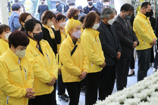 4·16세월호참사가족협의회 유가족들이 지난 10월 31일 서울 용산구 녹사평광장에 마련된 이태원 참사 합동분향소에서 조문을 하고 있다. 뉴시스