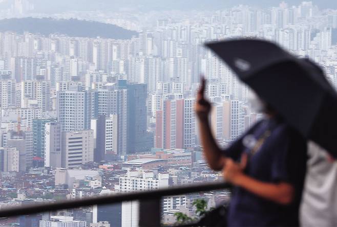 서울 남산에서 바라본 아파트 밀집지역의 모습. [연합]