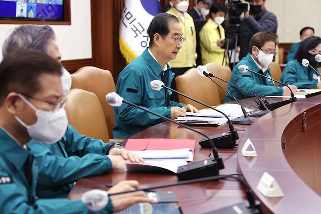 한덕수 국무총리가 4일 정부서울청사 중앙재난안전대책본부 상황실에서 이태원 사고 및 코로나19 중대본 회의를 주재하고 있다. [연합]