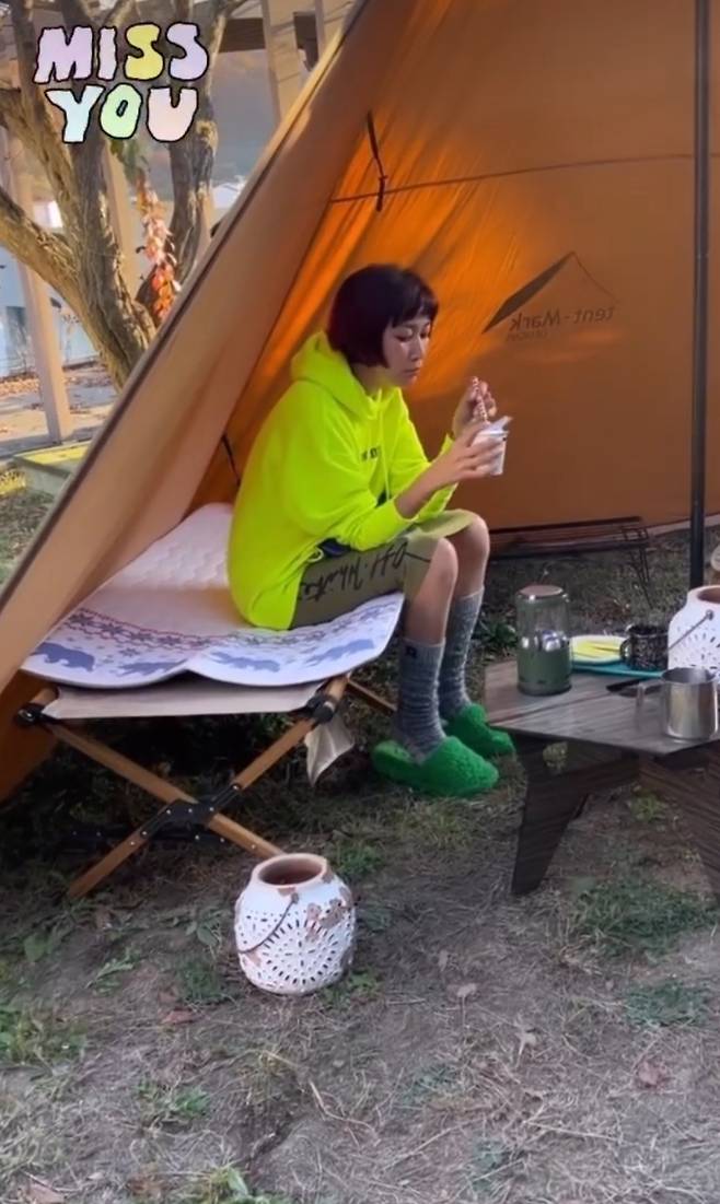 Actor Byun Jung-soo had a healing time at home.Byun Jung-soo posted a video on his personal instagram on November 4 with an article entitled Tent in Madang! Its getting cold!In the video, Byun Jung-soo is spending time in the house Madang with a fur slipper on the hood. Camping goods that are well packed to the chair in the tent come into sight.He added, Its a relaxing time after getting a flu shot. Did you go out wearing warm clothes? revealing that he was not worried about the cold weather.The netizens responded It is cold and it is good and it is good and The tent itself is emotional.
