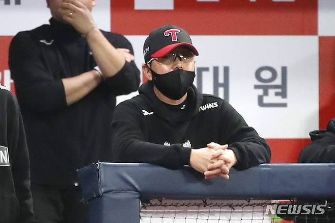 [서울=뉴시스] 정병혁 기자 = 28일 오후 서울 구로구 고척스카이돔에서 열린 2022 KBO 포스트시즌 플레이오프 4차전  LG 트윈스외 키움 히어로즈의 경기에서 LG 류지현 감독이 경기를 바라보고 있다. 2022.10.28. jhope@newsis.com