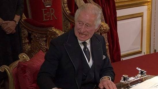 [서울=뉴시스] 찰스 3세가 지난 10일  성 제임스 궁에서 열린 즉위식에서 책상 위에 놓인 물건을 치우라며 짜증을 내는 모습. (사진출처: 트위터) 2022.09.13 *재판매 및 DB 금지
