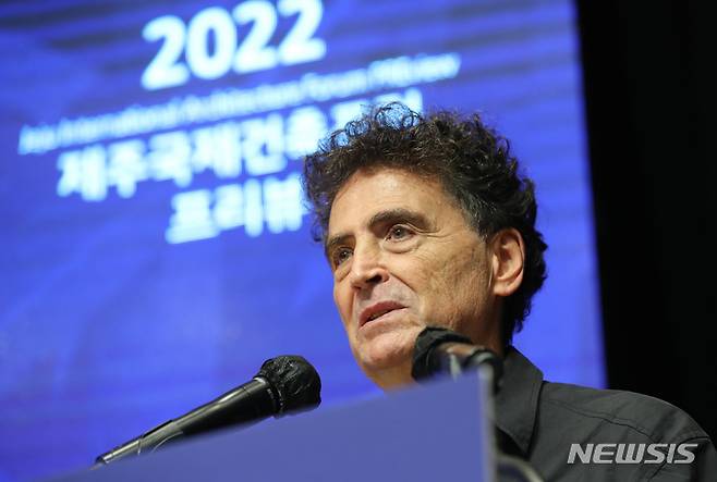 [제주=뉴시스] 우장호 기자 = 스페인 건축가인 페르난도 메니스(Fernando Menis)가 4일 오후 제주문학관 4층 대강당에서 열린 '제주국제건축포럼 프리뷰'에 참석해 기조강연하고 있다. 2022.11.04. woo1223@newsis.com