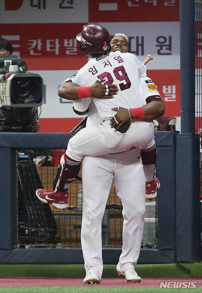 [서울=뉴시스] 조수정 기자 = 27일 오후 서울 구로구 고척스카이돔에서 열린 2022 KBO 포스트시즌 플레이오프 3차전 LG 트윈스 대 키움 히어로즈의 경기, 7회말 2사 1루 키움 대타 임지열이 역전 2점홈런을 날린 뒤 그라운드를 푸이그에게 안겨 기쁨을 나누고 있다. 2022.10.27. chocrystal@newsis.com