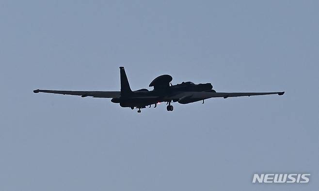 [평택=뉴시스] 김종택기자 = 한미 연합공중훈련인 '비질런트 스톰(Vigilant Storm)'이 진행 중인 4일 경기도 평택시 주한미공군 오산기지에서 고공정찰기 U-2S가 이륙하고 있다. 지난달 31일 시작된 이번 훈련은 오늘 종료 예정이었지만 최근 북한의 도발이 계속되자 한미 국방 당국은 5일까지 연장하기로 했다. 2022.11.04. jtk@newsis.com