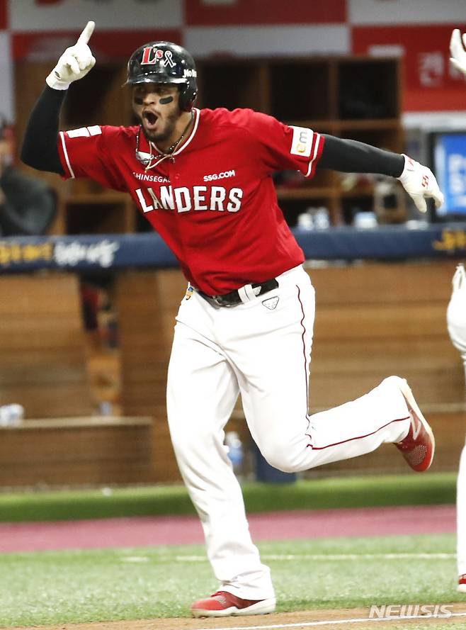 [서울=뉴시스] 정병혁 기자 = 4일 오후 서울 구로구 고척스카이돔에서 열린 2022 KBO 한국시리즈 3차전 SSG 랜더스와 키움히어로즈의 경기, 8회초 2사 주자 1루 상황 SSG 라가레스가 2점 홈런을 친 뒤 그라운드를 돌면서 기뻐하고  있다. 2022.11.04. jhope@newsis.com