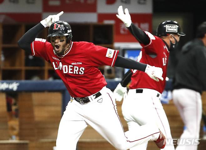 [서울=뉴시스] 정병혁 기자 = 4일 오후 서울 구로구 고척스카이돔에서 열린 2022 KBO 한국시리즈 3차전 SSG 랜더스와 키움히어로즈의 경기, 8회초 2사 주자 1루 상황 SSG 라가레스가 2점 홈런을 친 뒤 그라운드를 돌면서 기뻐하고  있다. 2022.11.04. jhope@newsis.com