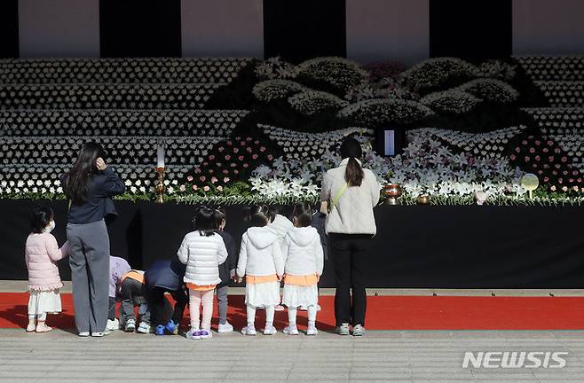 [서울=뉴시스] 최동준 기자 = 31일 서울 중구 서울광장에 마련된 이태원 사고 사망자 합동 분향소에서 어린이집 원아들이 조문하고 있다. 2022.10.31. photocdj@newsis.com