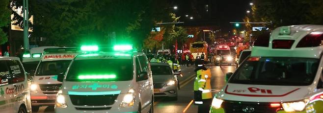 30일 오전 서울 용산구 이태원 핼러윈 인명사고 현장에서 구조대원 등이 구조활동을 하고 있다. 연합뉴스