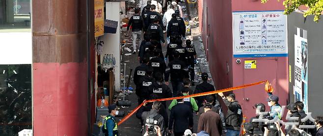 이태원 압사 참사를 수사 중인 서울경찰청 수사본부와 국립과학수사연구원들이 31일 서울 용산구 이태원 압사 참사 현장을 합동감식하기 위해 현장으로 들어서고 있다. 류영주 기자