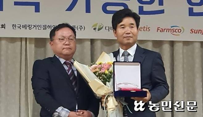 도드람양돈농협 송일환 조합원(오른쪽)이 한국양돈대상 생산자 부문 수상 후 강권 한국양돈연구회 대표와 함께 기념사진을 촬영하고 있다.