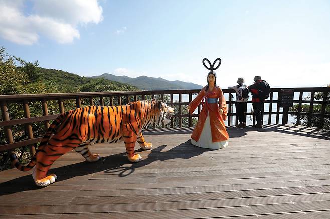 전설 속의 호랑이와 선녀 조형물이 있는 무의도 트레킹 둘레길 B코스. 둘레길은 바다 경치가 수려해 무의도의 새로운 명소가 될 것으로 보인다.