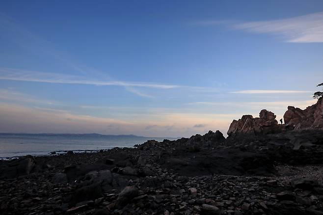 무의도 세렝게티 가는 길의 기념사진 명소. 바위 사이를 지난다.