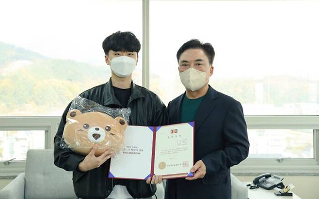 김규민 학생(왼쪽)과 정현태 경일대 총장(오른쪽). (사진=경일대 제공)