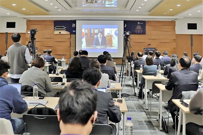 윤태식 관세청장이 제11차 2022년 국제원산지 세미나에서 비대면 개회사를 하고 있다